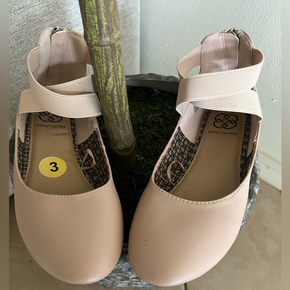 Girls shoes size 3. Looks brand new.